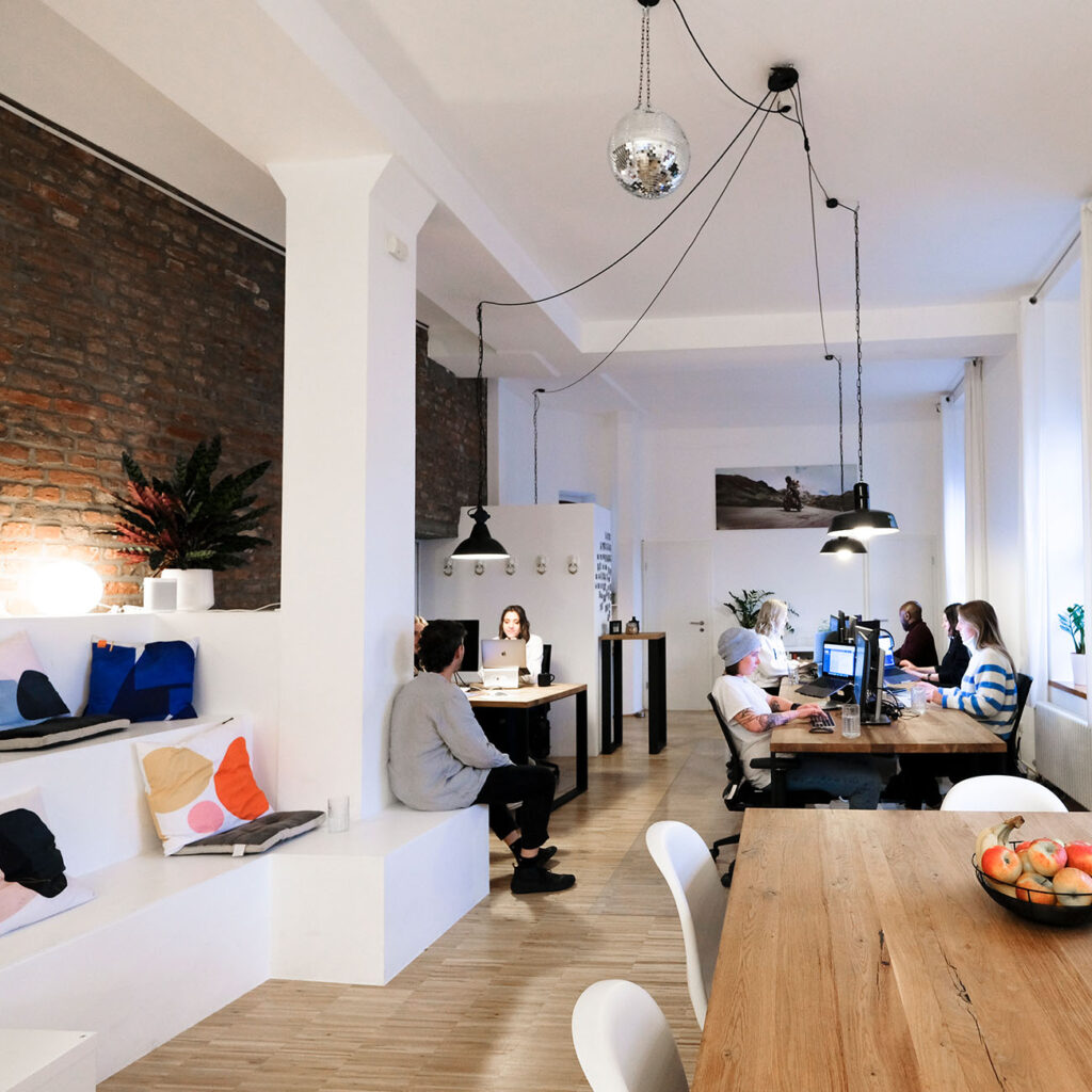 Mitarbeiter der Agentur Get the Point beim Arbeiten