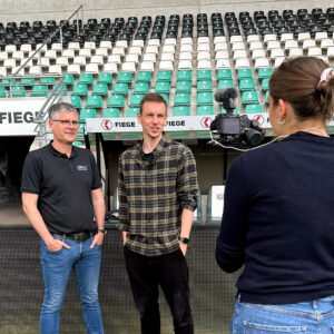 Zwei Mitarbeiter von B&W International bei einer Videoproduktion mit Get the Point