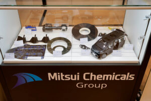 Schaukasten mit Produkten der Mitsui Chemicals Group
