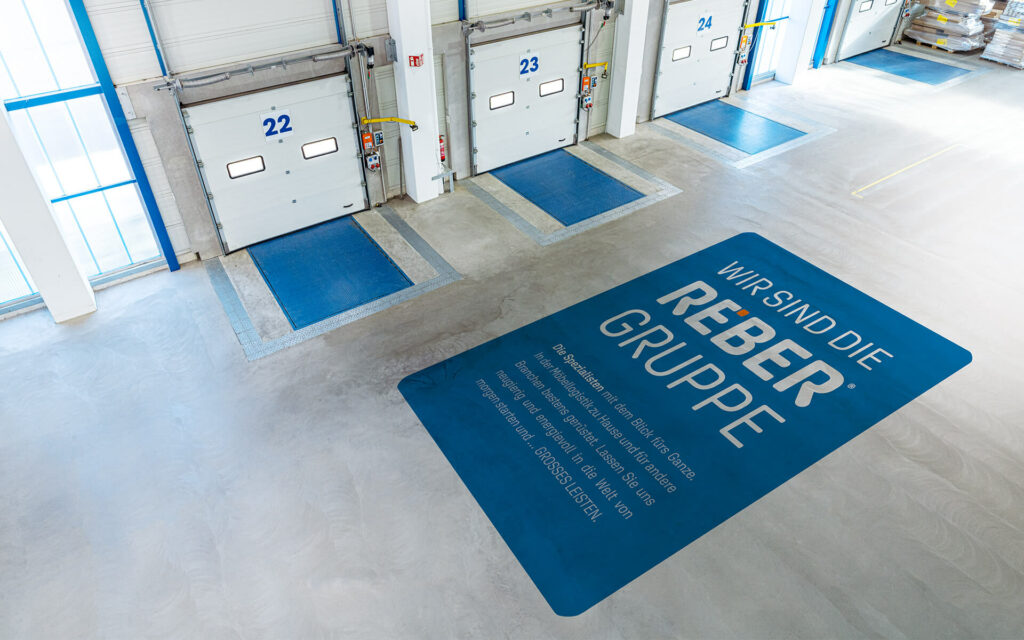 Lagerhalle der REBER Logistik unser Kunde für Markenbildung