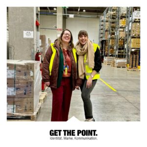 Get The Point-Markenmanagerin Corinna und LGI Mitarbeiterin im LGI Lager während Content Produktion - unser Kunde für Change Management