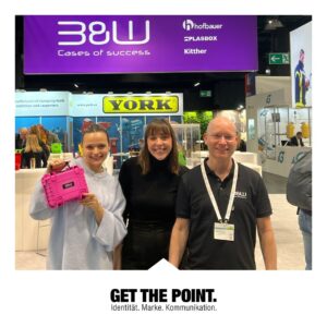 Get The Point-Markenmanagerin Corinna und Junior Markenmanagerin Lola gemeinsam mit Gerhart Seichter vor dem B&W Messestand