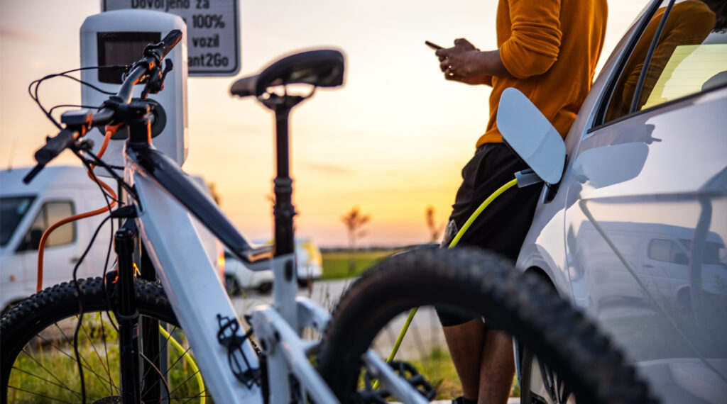 Handy, E-Bike und Auto an E-Ladesäule