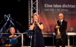 Buehnenprogramm mit Musikband beim IDT-Jubiläum