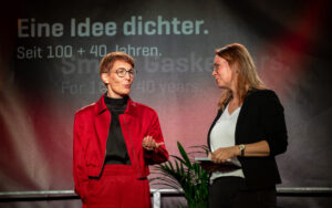 CEO Simone Wilson auf der Bühne beim IDT-Jubiläum
