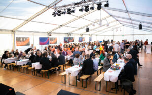 Festzelt mit Gästen beim IDT Jubiläum