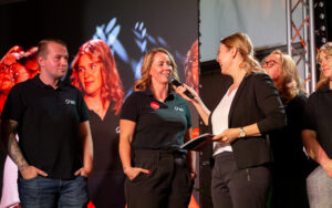 Buehnenprogramm mit Mitarbeitenden beim IDT-Jubiläum