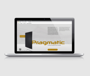 Parts for Perfection Website PRAGMATIC - MacBook Pro mit PRAGMATIC Markenwerte-Seite, schwarzes technisches Kunststoffteil und QR-Code