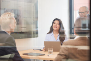 Mitarbeitende von Mitsui Chemicals Europe in einer modernen Besprechung mit Präsentation am Bildschirm.