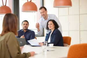 Teammeeting von Mitsui Chemicals Europe während des Fotoshootings.