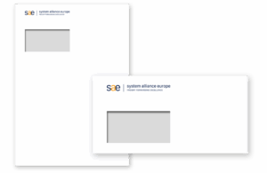 Mockup der Briefumschläge mit dem neuen System Alliance Europe Logo.