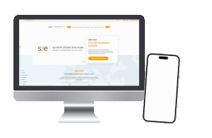 Mockup der System Alliance Website auf einem iMac und der neuen Logoanimation auf einem iPhone.